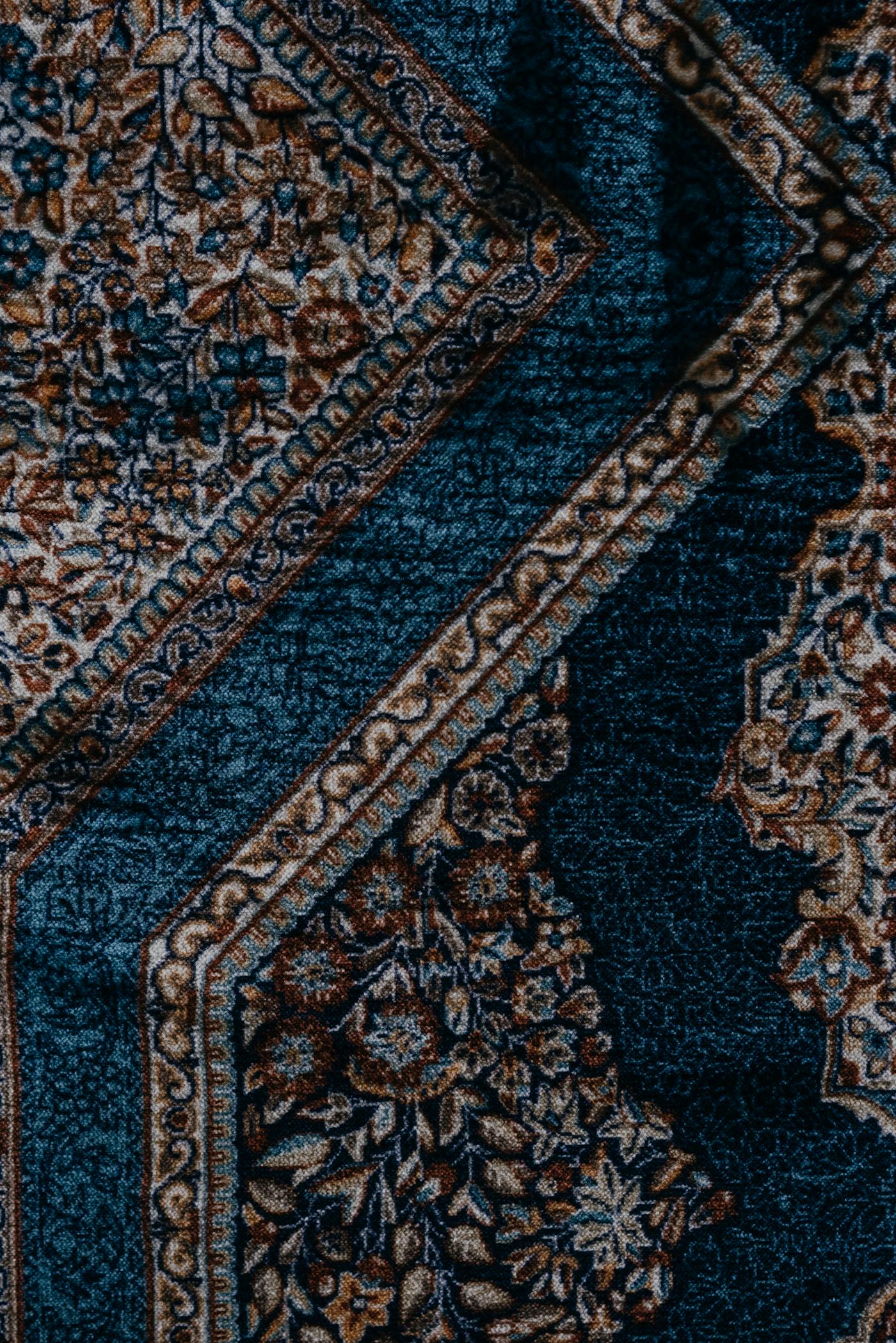 Machine-made patterned carpet
